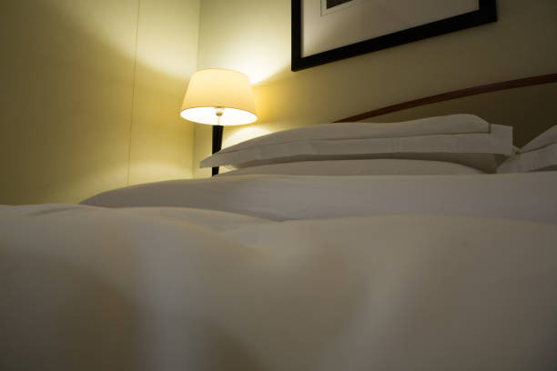 hotel bed room - bedroom hotel hotel room inn imagens e fotografias de stock