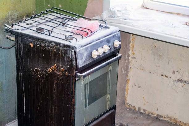 istock Old dirty gas stove in an abandoned state 902145934