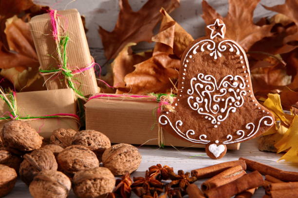 glocken aus süße lebkuchen mit weißer glasur ist eine unvergessliche dekoration für jedes jahr zu weihnachten. - star anise stock-fotos und bilder