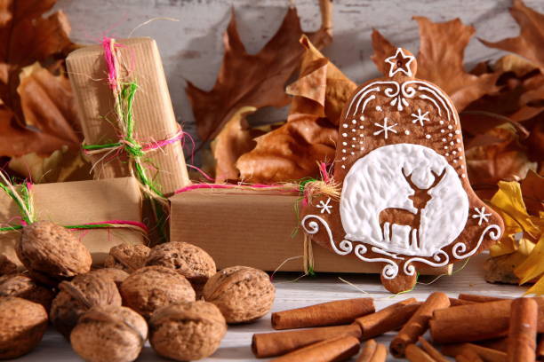 glocken aus süße lebkuchen mit weißer glasur ist eine unvergessliche dekoration für jedes jahr zu weihnachten. - star anise stock-fotos und bilder