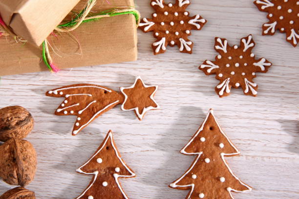 weihnachten, sterne und lebkuchen baum mit weißen zuckerguss bedeckt, ist eine tolle weihnachts-dekoration. - star anise stock-fotos und bilder
