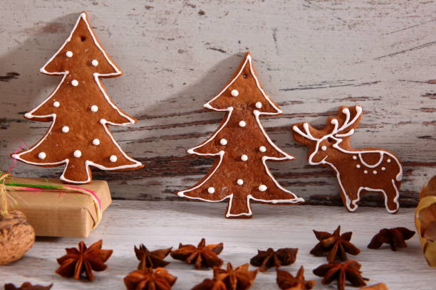 weihnachten, sterne und lebkuchen baum mit weißen zuckerguss bedeckt, ist eine tolle weihnachts-dekoration. - star anise stock-fotos und bilder
