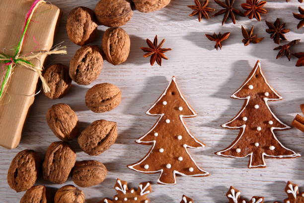 weihnachten, sterne und lebkuchen baum mit weißen zuckerguss bedeckt, ist eine tolle weihnachts-dekoration. - star anise stock-fotos und bilder