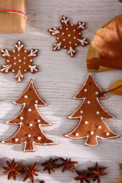 weihnachten, sterne und lebkuchen baum mit weißen zuckerguss bedeckt, ist eine tolle weihnachts-dekoration. - star anise stock-fotos und bilder