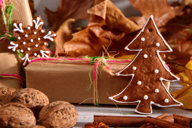 weihnachten, sterne und lebkuchen baum mit weißen zuckerguss bedeckt, ist eine tolle weihnachts-dekoration. - star anise stock-fotos und bilder