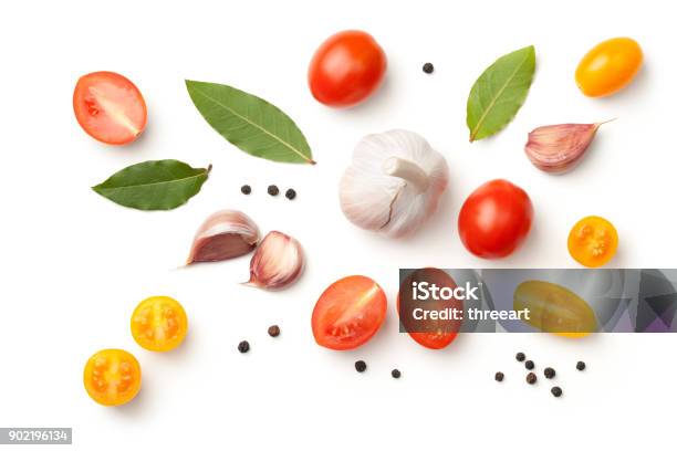 Pomodori Aglio Alloro E Pepe Isolato Su Sfondo Bianco - Fotografie stock e altre immagini di Ingrediente