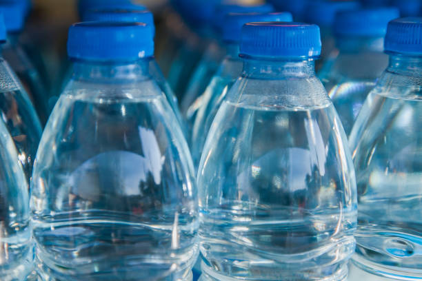 water bottles - polyethylene terephthalate imagens e fotografias de stock