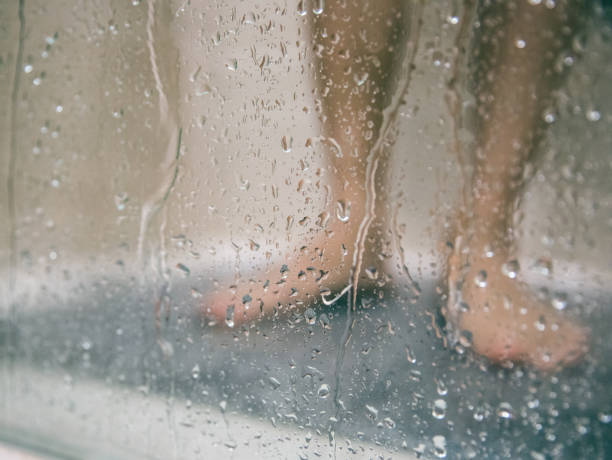 레그스 샤워를 - human leg women shower water 뉴스 사진 이미지