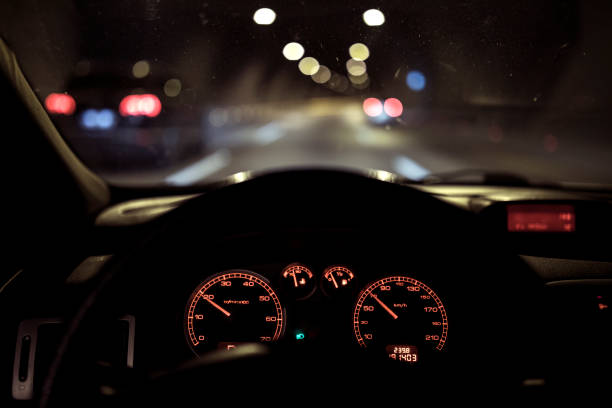 자동차 대시보드  - car driving dashboard night 뉴스 사진 이미지