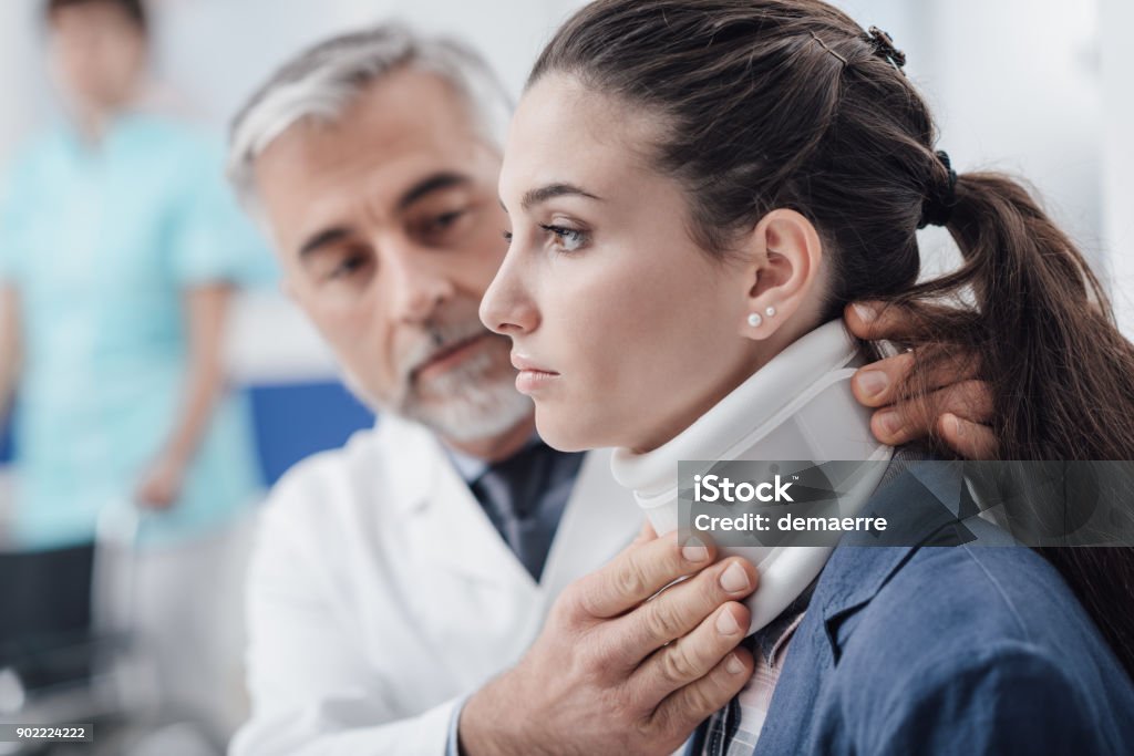 Arzt Besuch ein Patienten mit Halskrause - Lizenzfrei Verletzung Stock-Foto