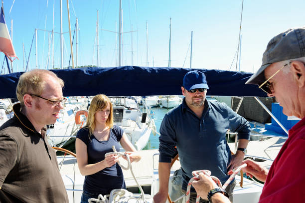 парусный инструктор показывая, как связать парусный узел - moored nautical vessel tied knot sailboat стоковые фото и изображения