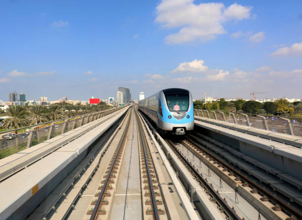 metro driverless pociąg na czerwonej linii z pasażerami w dubaju - driverless train zdjęcia i obrazy z banku zdjęć