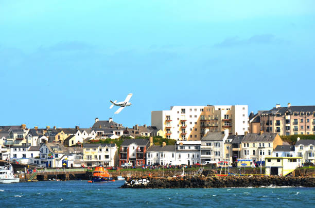 портруш-харбор - portrush стоковые фото и изображения