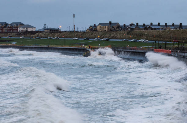 orageux west bay - portrush photos et images de collection