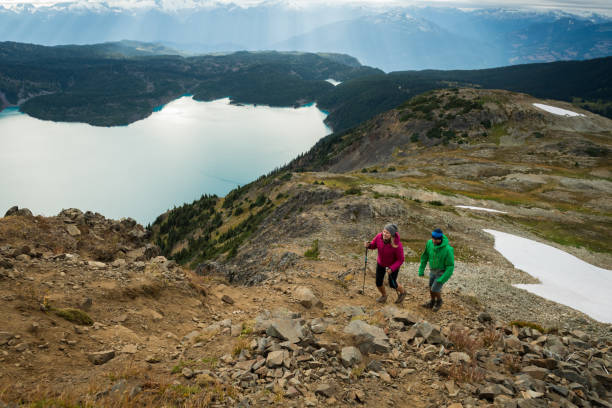 istock Couple on a hike in the mountains 902297028