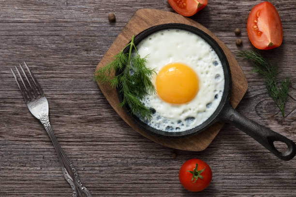 ovos fritos em uma frigideira. comida. pequeno-almoço. alimentação saudável. - oatmeal breakfast healthy eating cholesterol - fotografias e filmes do acervo