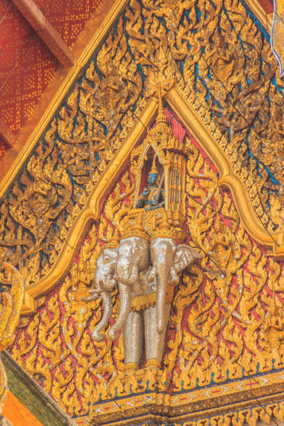 bella scultura di angelo che cavalca tre teste elefante all'estremità del timpano della chiesa buddista nel tempio tailandese. - gable end foto e immagini stock