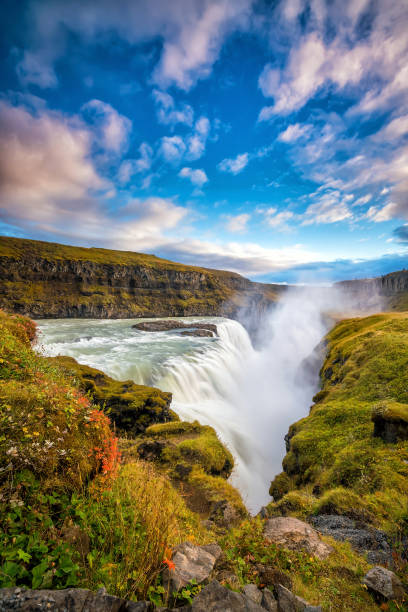 hermosa cascada y famosos de gullfoss en islandia - gullfoss falls fotografías e imágenes de stock