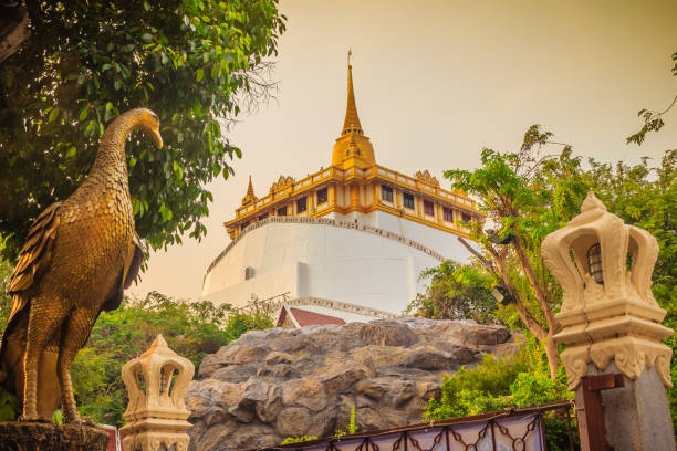 красивая скульптура павлина перед wat saket ratcha wora maha wihan (wat phu khao thong, храм золотой горы), популярная туристическая достопримечательность бангко - wat maha that стоковые фото и изображения