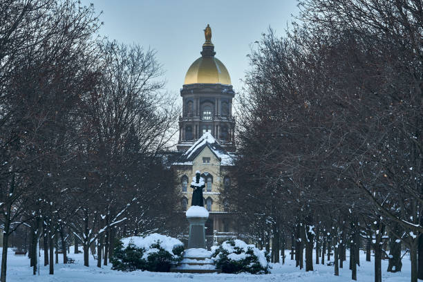 notre dame en hiver - university of notre dame photos et images de collection