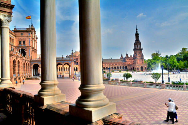 pareja de turistas pasea por la expo de sevilla caliente día de verano - plaza de espana seville spain parque maria luisa fotografías e imágenes de stock