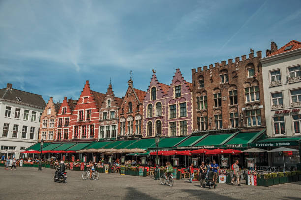 edifício e pessoas no mercado de praça em bruges. - bruges belgium history scenics - fotografias e filmes do acervo