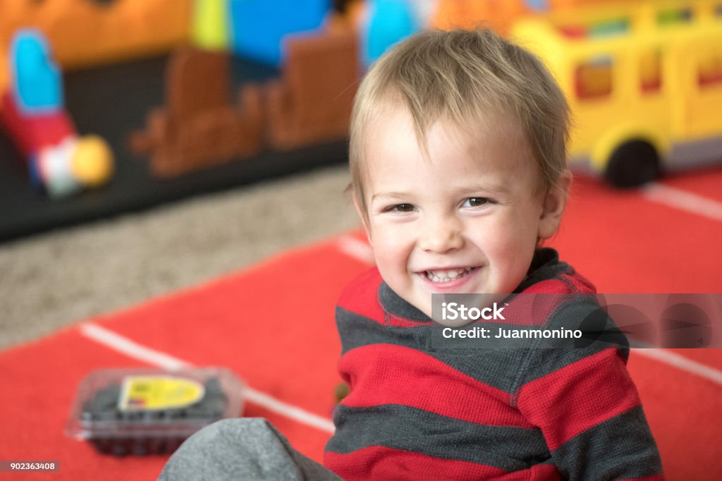 lächelnde männliche Kleinkind - Lizenzfrei 2-3 Jahre Stock-Foto