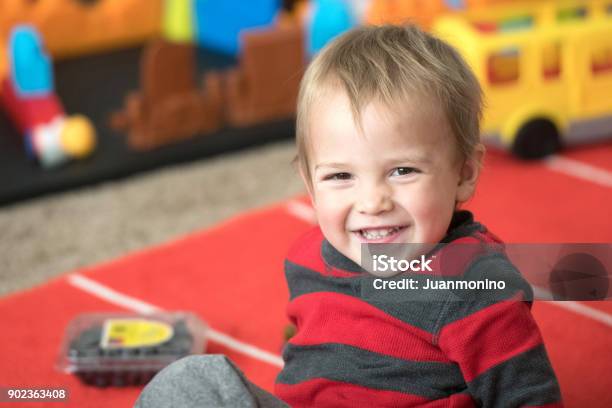 Lächelnde Männliche Kleinkind Stockfoto und mehr Bilder von 2-3 Jahre - 2-3 Jahre, Jungen, Kleinstkind