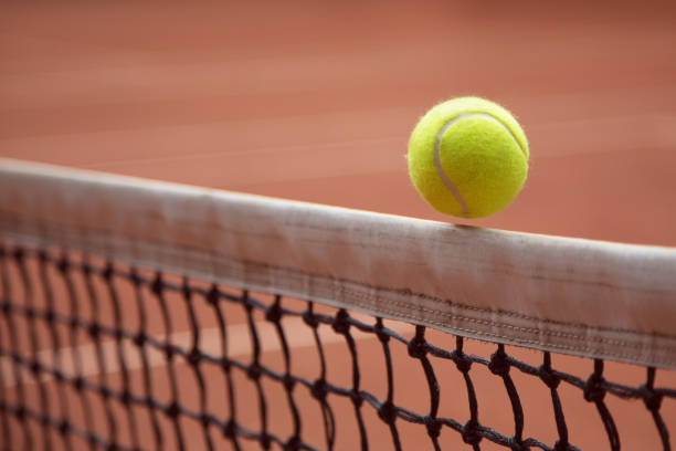 palla da tennis - tennis court tennis ball ball foto e immagini stock