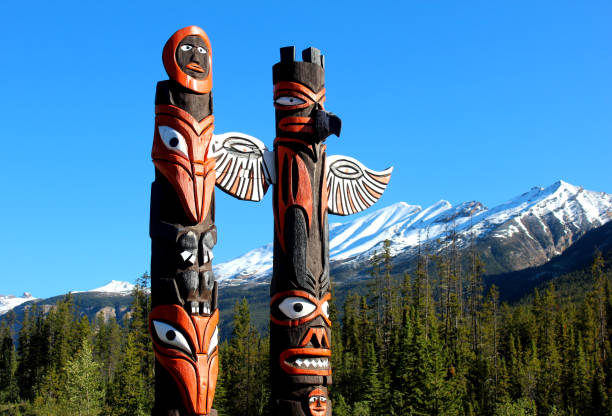 tótems, icefield parkway, jasper, canadá - tótem fotografías e imágenes de stock