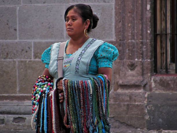 donna indigena che vende gioielli artigianali a san miguel de allende, messico - mexico san miguel de allende wall road foto e immagini stock