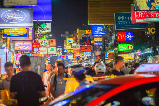 bangkok, thaïlande - 2 mars 2017 : touristes et randonneurs s’est rendu au marché de nuit de khao san road. khao san road est une zone de célèbre petit budget hôtels et chambres d’hôtes à bangkok. - khao san road photos et images de collection