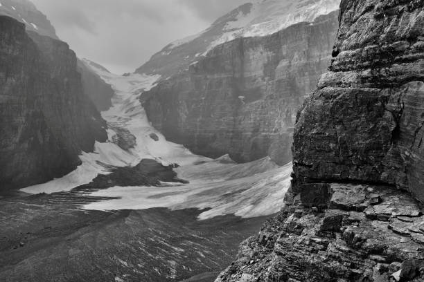 llanura del parque nacional banff seis glaciares - extreme terrain eroded snow landscape fotografías e imágenes de stock