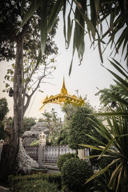 красивый вид на ват сакет ратча вора маха вихан (wat phu khao thong, храм золотой горы), популярная туристическая достопримечательность бангкока и с - wat maha that стоковые фото и изображения