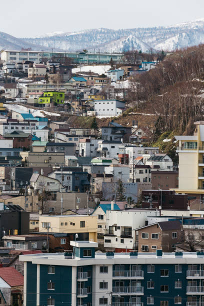 北海道の冬の背景の雪山と街並み。 - 北海道 札幌 道路 ハイアングル ストックフォトと画像