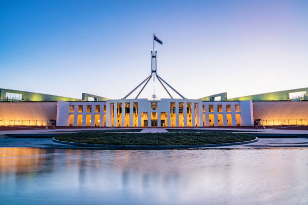 casa del parlamento australiano canberra iluminado en el crepúsculo - australia national flag fotografías e imágenes de stock