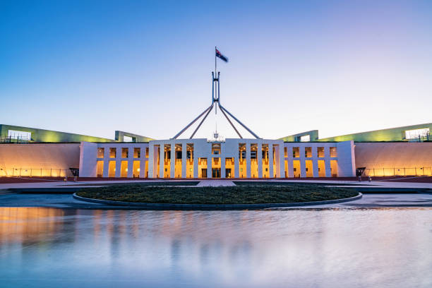 Canberra Australian Parliament House illuminated at Twilight The Australian Parliament House, the meeting place of the Parliament of Australia at twilight,, night. Capital Hill, Canberra, Australian Capital Territory, Australia australian senate stock pictures, royalty-free photos & images