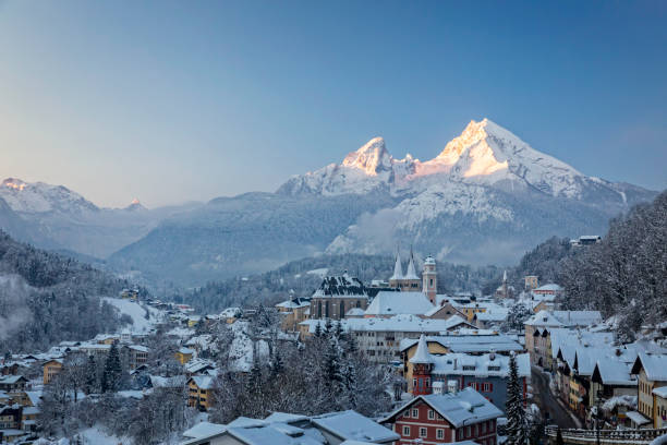 stadt berchtesgaden mit watzmann im winter bei sonnenaufgang, bayern, germany - sunrise european alps mountain alpenglow stock-fotos und bilder