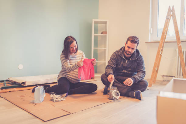 istock Pregnant couple in a new home 902425012