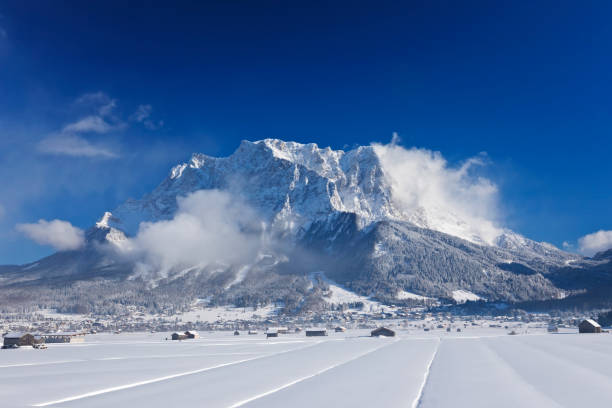 maravillas de invierno frente a monte zugspitze - austria mountain panoramic ehrwald fotografías e imágenes de stock