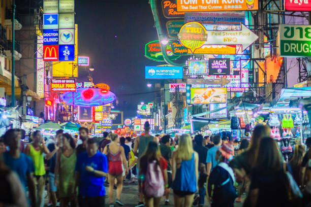 bangkok, thaïlande - 2 mars 2017 : touristes et randonneurs s’est rendu au marché de nuit de khao san road. khao san road est une zone de célèbre petit budget hôtels et chambres d’hôtes à bangkok. - khao san road photos et images de collection