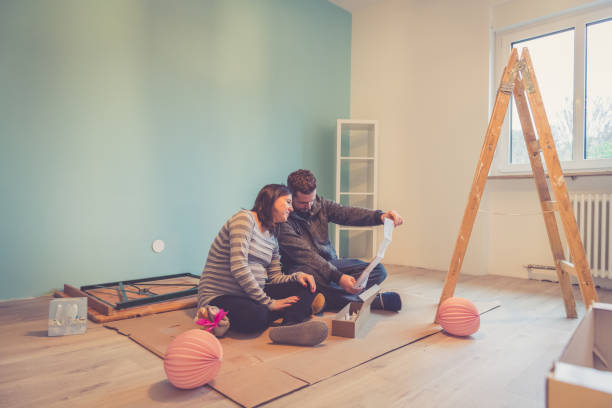 casal grávida em um novo lar - quarto de bebê - fotografias e filmes do acervo