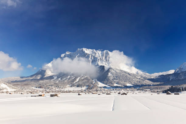 paysage hivernal en face du mont zugspitze - tirol north tirol hut austria photos et images de collection