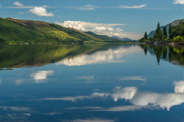 loch lochy, scotland - mountain reflection non urban scene moody sky imagens e fotografias de stock