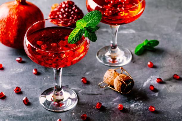 czerwony koktajl z winem musującym i nasionami granatu - champagne pink luxury table zdjęcia i obrazy z banku zdjęć