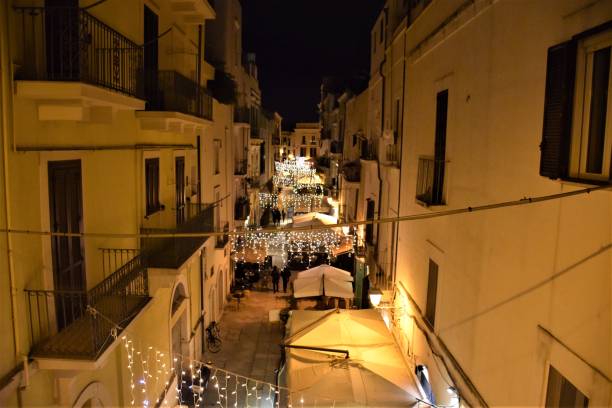 vue d’une rue de la vieille de la ville avec des décorations d��’éclairage à bari, pouilles - italie - guirlande lumineuse équipement déclairage photos et images de collection