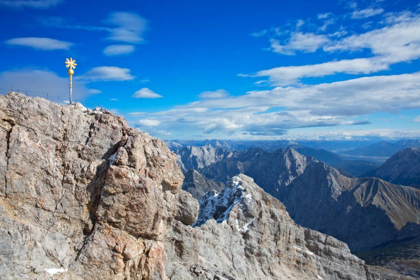 cima della germania, zugspitze - zugspitze mountain mountain summer european alps foto e immagini stock