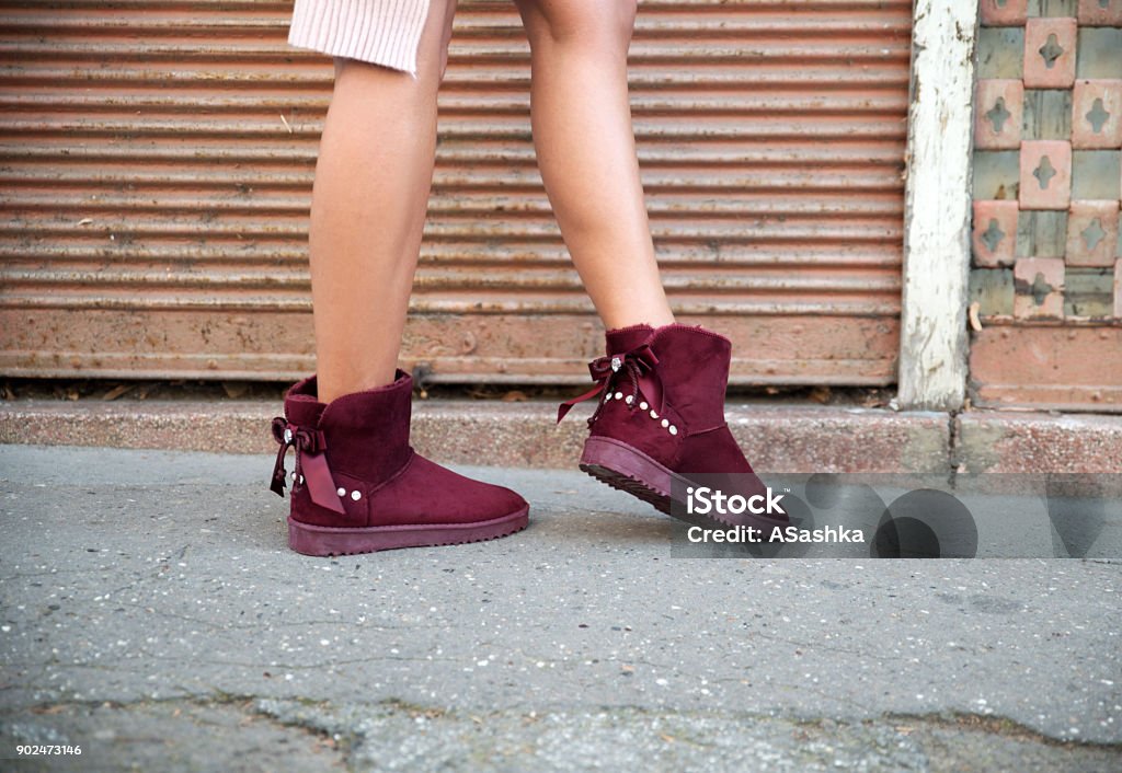 Nieuwsgierigheid geschiedenis slachtoffers Woman Wearing Ugg Boots Stock Photo - Download Image Now - Ugg Boot, Boot,  One Woman Only - iStock