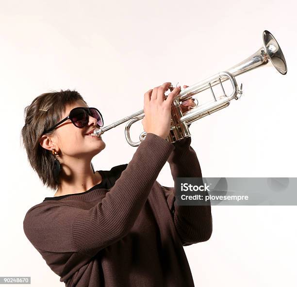 Portrait Mädchen Stockfoto und mehr Bilder von Trompete - Trompete, Weißer Hintergrund, Frauen