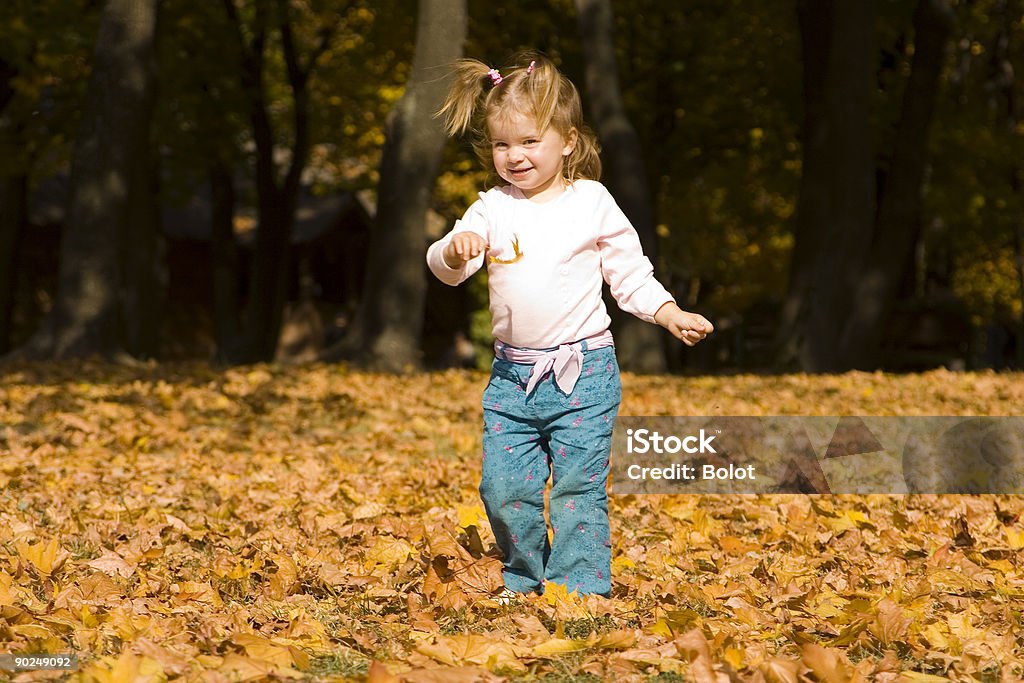 Kleines Mädchen Laufen im Herbst Blätter - Lizenzfrei Ahorn Stock-Foto